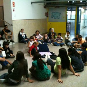 Els infants del Centre Obert observant el llibre gegant