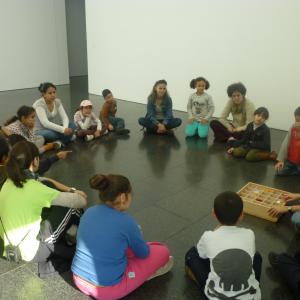 Els petits escolten l'explicació al MACBAEls petits escolten l’explicació al MACBA