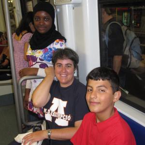 L’Ana amb dos infants del grup de més grans al metro anat cap a Espanya