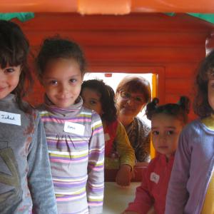 Els infants de guarderia guadint a dins de la casetaEls infants de guarderia guadint a dins de la caseta