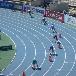 Els atletes a punt de córrer els 400 metres
