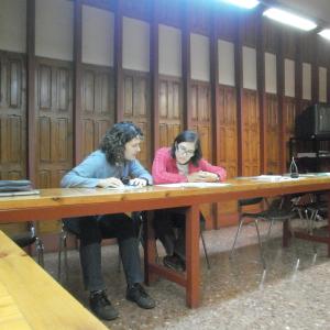 Dues educadores del Centre Obert fent lectura d’un text