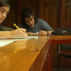 Dues educadores fent l’avaluació final