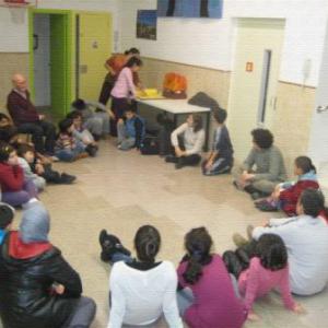 Nens i voluntaris durant l'activitat