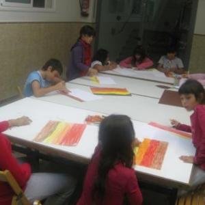 Fent manualitats per la Castanyada tots junts