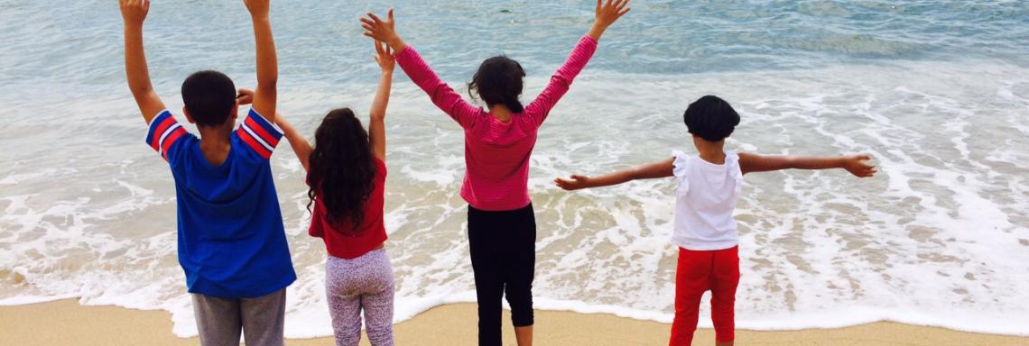 Infants davant el mar