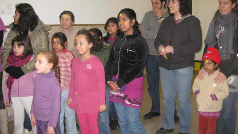 Pares i fills esperen per començar la dinàmicaPares i fills esperen per començar la dinàmica