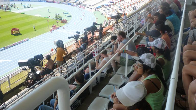 Els infants del Centre gaudint de l’atletisme