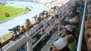 Els infants del Centre gaudint de l’atletisme